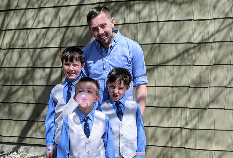 Foto de Parker Stewart con sus tres hijos